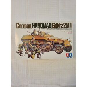 Tamiya 1/35 German Hanomag Sdkfz 251/1 Military Model Kit 35020 with 5 Figures